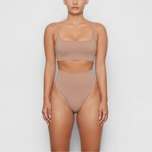 Skims seamless, sculpting midwaist thong